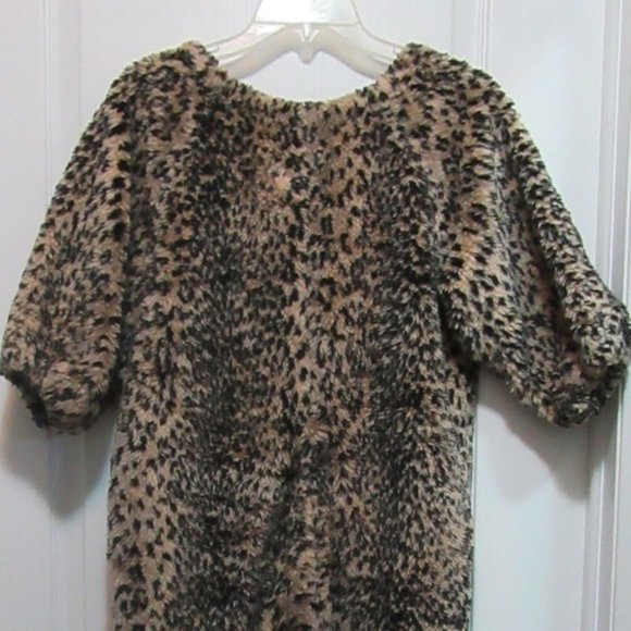 Kids size Medium - Large Please view measurements - Picture 6 of 10